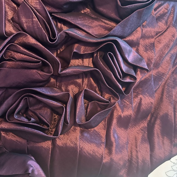 Perfect prom or event dress ! Summer purple with roses along the bottom - Picture 3 of 3